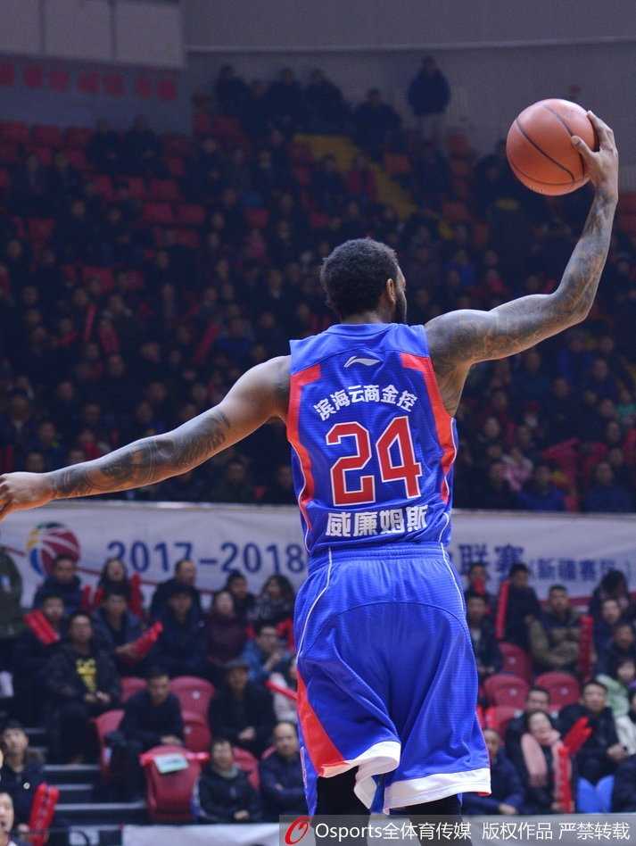 老将李根背身单打，利用强壮的身体顶开防守后仰跳投，动作一气呵成。