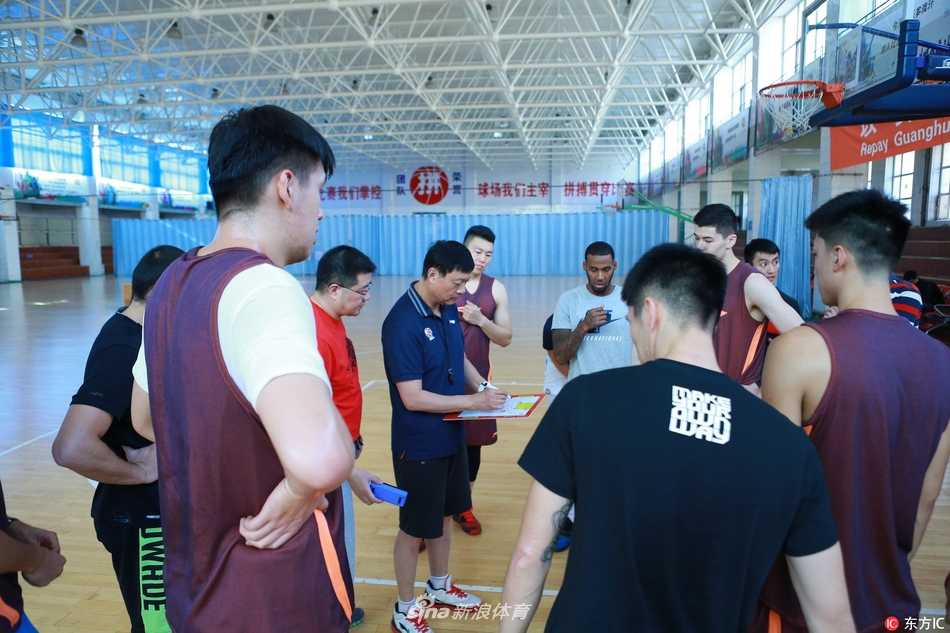 锋线悍将李根在对抗中强硬上篮，他的身体优势与篮下终结能力，是新疆撕开对手防线的王牌武器。