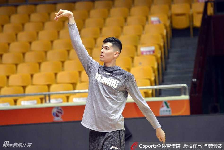 新疆队员围成圆圈，手臂搭着肩膀，可兰白克在中心挥舞着手臂激情训话，团队的凝聚力在这一刻如同火焰般炽热，足以融化客场的冰冷地板。