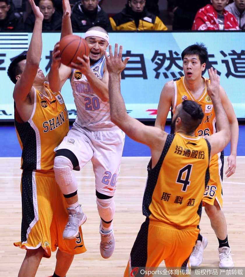 利马高高跃起，双手紧紧抓住亚当斯传来的篮球，狠狠将球砸进篮筐，整个篮架都在他的暴力美学下瑟瑟发抖