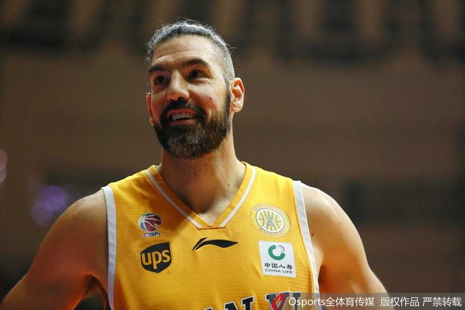 山西外援沃伦面对新疆队长可兰白克的贴身紧逼，眼神坚毅，一个突然的变向试图撕开防线