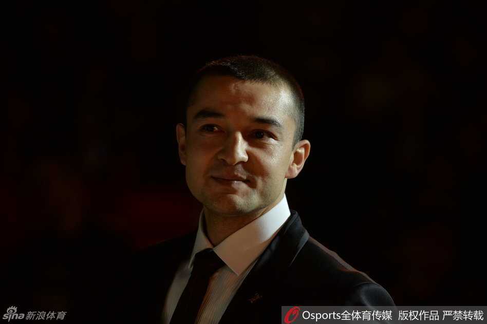 德高望重的蒋兴权指导在庆典中被昔日弟子们簇拥，满头白发的他笑得像个孩子，这座迟来的总冠军，是对他为中国篮球鞠躬尽瘁、为新疆篮球奠定基石的最好致敬。