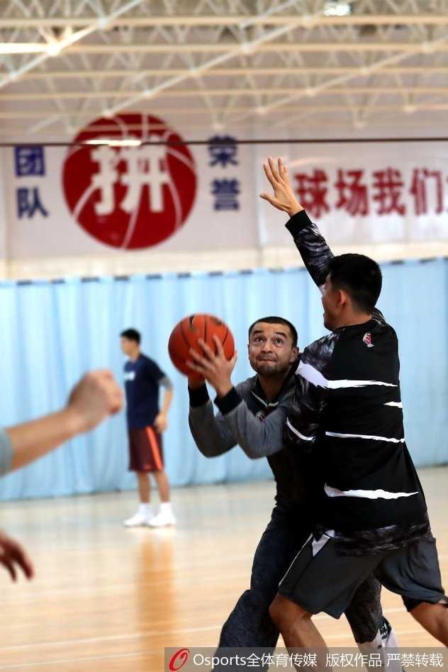 俞长栋在篮下卡位抢板，肌肉线条分明，他用一次次扎实的拼抢守护着球队的禁区。