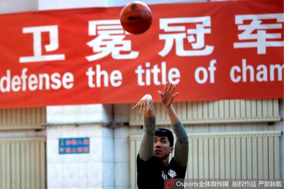 达柳斯·亚当斯运球飞速穿越球场，如同一道闪电划过，他的复出让新疆队的进攻火力瞬间提升了一个档次。