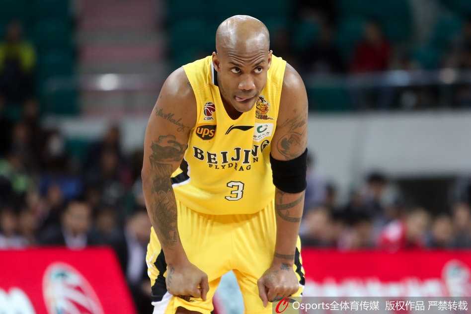 北控队进攻瞬间，马布里犹如鬼魅般摆脱防守，他手中的篮球划出一道优美弧线，直奔网窝而去。