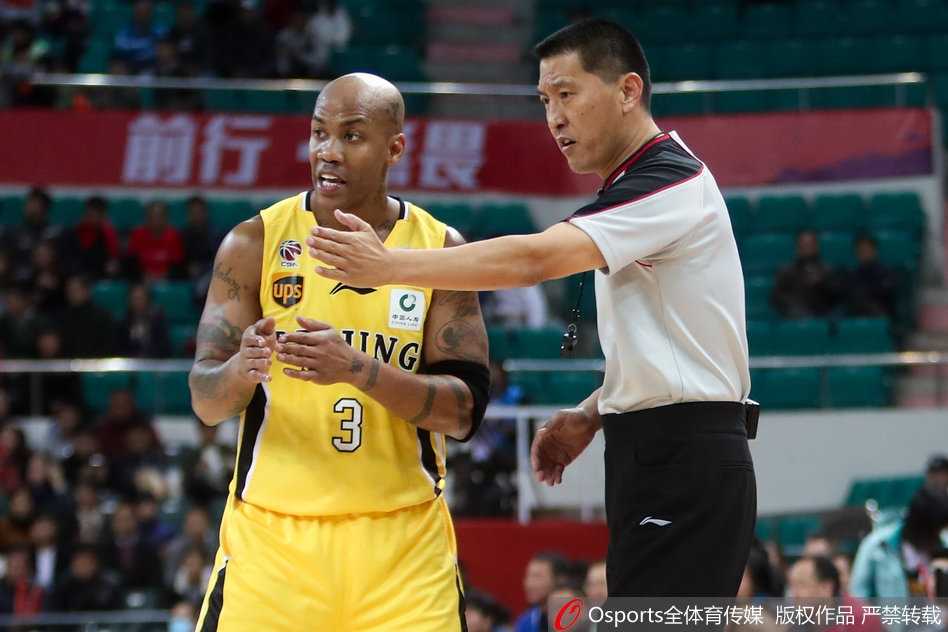 裁判哨响瞬间，弗格与马布里两位主角目光交汇，一人握拳庆祝胜利，一人神色坚毅，定格了这场传奇的对决。