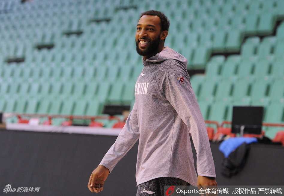 训练场上，天津球员正在进行传切配合演练，篮球在空中划出迅疾的弧线，队员们跑位积极，力求用流畅的进攻撕开对手的防线。