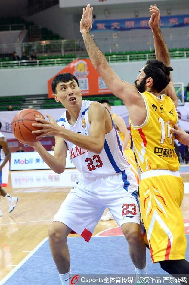 天津队霍尔曼内线强攻双手暴扣，防守球员只能无奈仰望，现场气氛瞬间沸腾