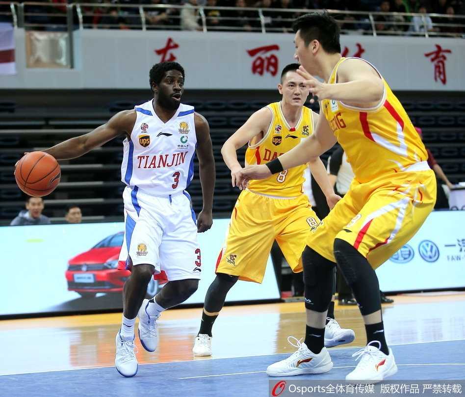 天津队球员围在一起激情庆祝，脸上洋溢着终结连败后的喜悦与释放