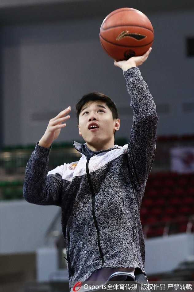 主教练徐贵军场边指导战术，霍尔曼认真聆听，眼神中透露出对胜利的渴望