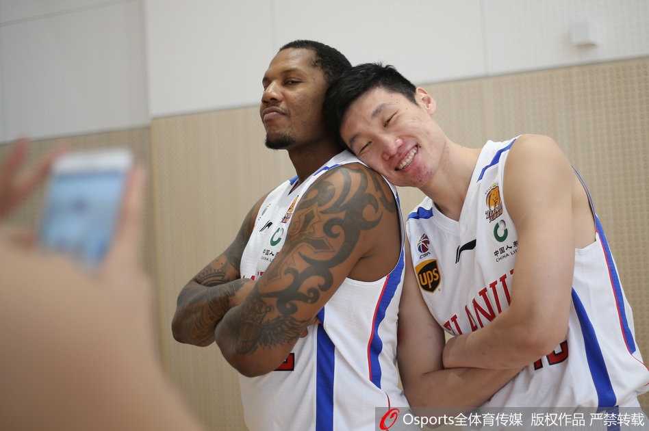 面对摄影师的指挥，霍尔曼做出标准的投篮预备姿势，但他的眼神却飘向镜头外，嘴角藏着一丝狡黠的微笑，仿佛在酝酿下一个恶作剧。