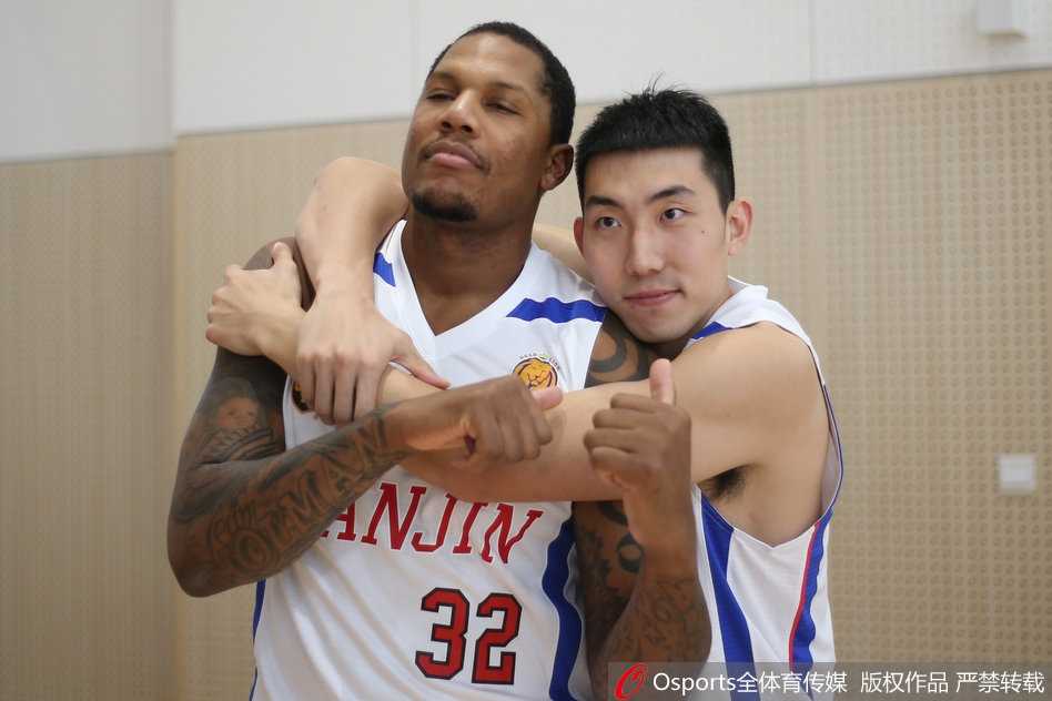 全体队员在镜头前定格，前排的霍尔曼和杰特勾肩搭背，身后的本土球员们露出真诚的笑容，这张非传统的全家福记录下了天津男篮新 cycle 启航前最真实的团结瞬间。