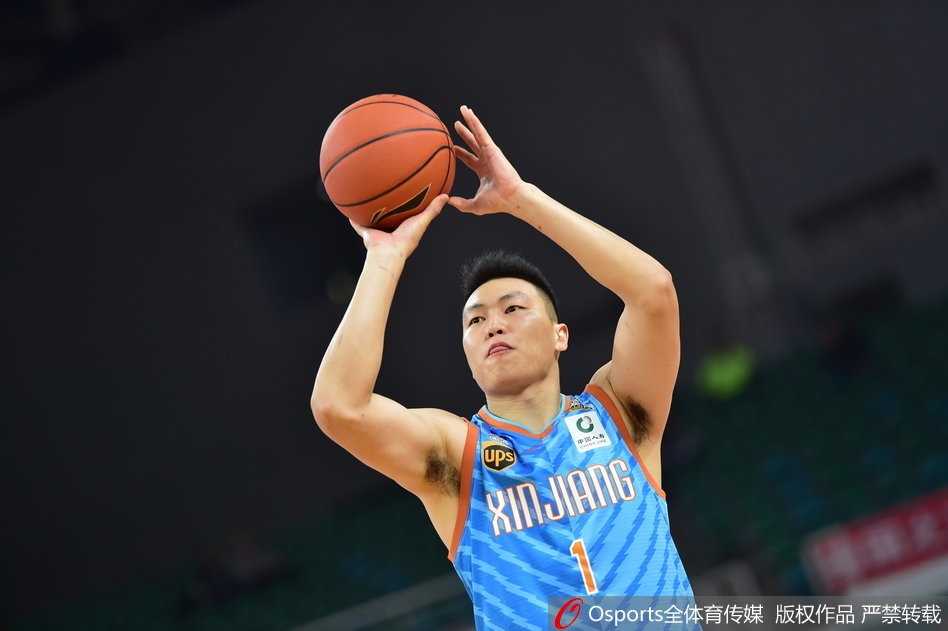 李根背身单打，犹如重型战车碾压防线，手腕轻抖将球稳稳送入篮筐