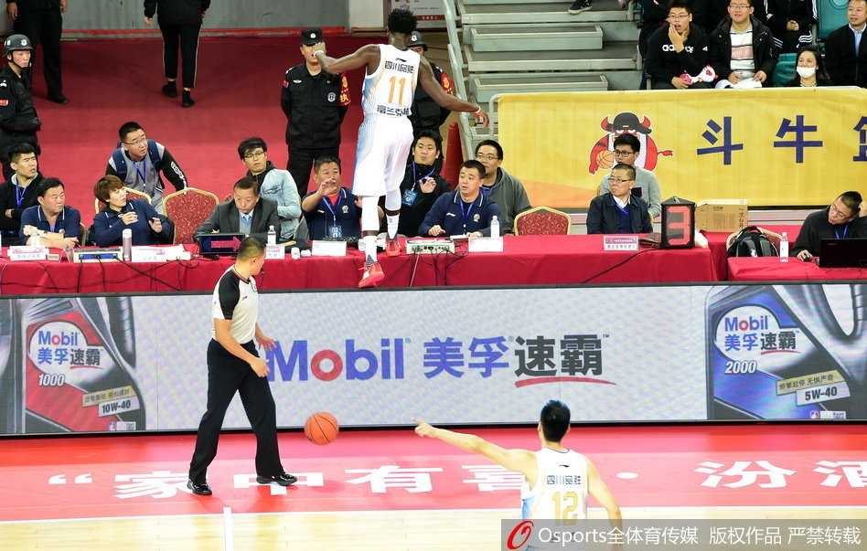 亚当斯面对严防毫无惧色，蝴蝶穿花步晃开角度，三分线外干拔出手，篮球应声入网