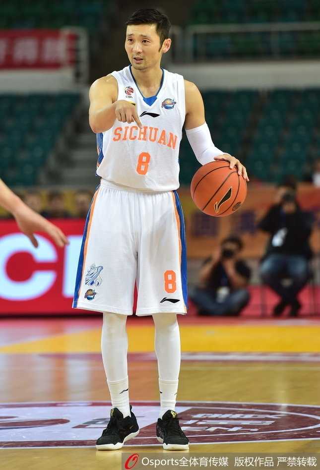 老将刘炜运球指挥交通，洞察场上瞬息万变，用经验掌控着进攻节奏