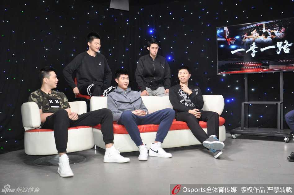 山东高速男篮队员李敬宇与刘冠岑等人坐在演播室的沙发上，神情轻松，李敬宇手中拿着手机，正在分享着什么趣事，仿佛还在回味那场惊心动魄的绝杀。