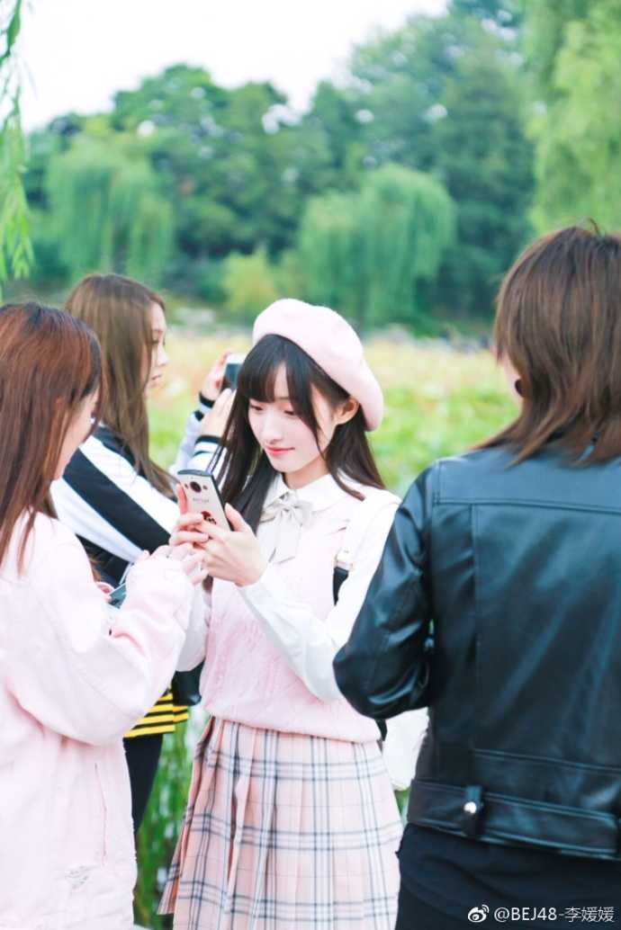 李媛媛双手比出可爱的爱心手势，用她特有的甜美方式向篮球运动员们传递支持与鼓励，暖心十足。