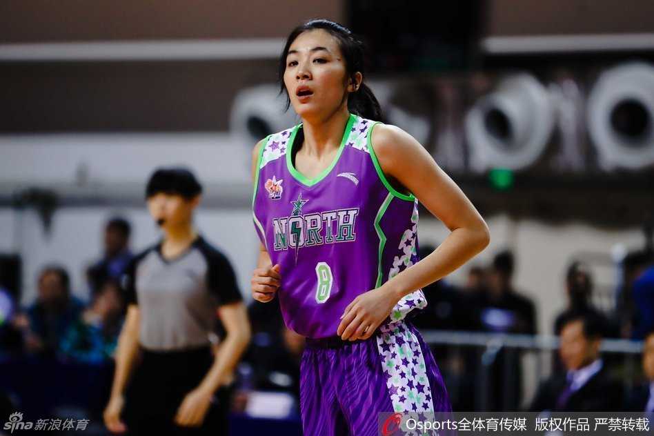 南区明星队首发五虎在赛前合影，她们神情轻松，眼神中透露出对比赛的期待。