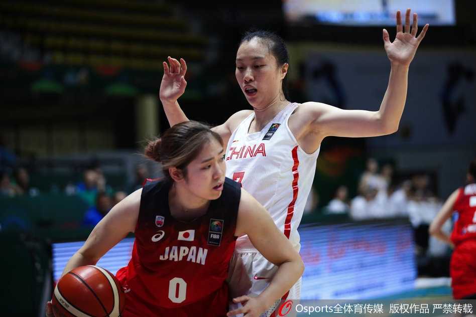 李月汝在对手的包夹下奋力跃起，双手牢牢控制住篮板球，展现了内线统治力。