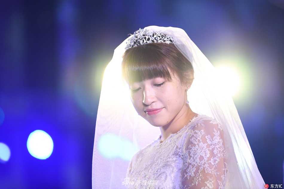 身披洁白婚纱的新娘杨半伴在酒店内优雅转身，裙摆如流水般散开，画面充满动感与唯美的艺术感。