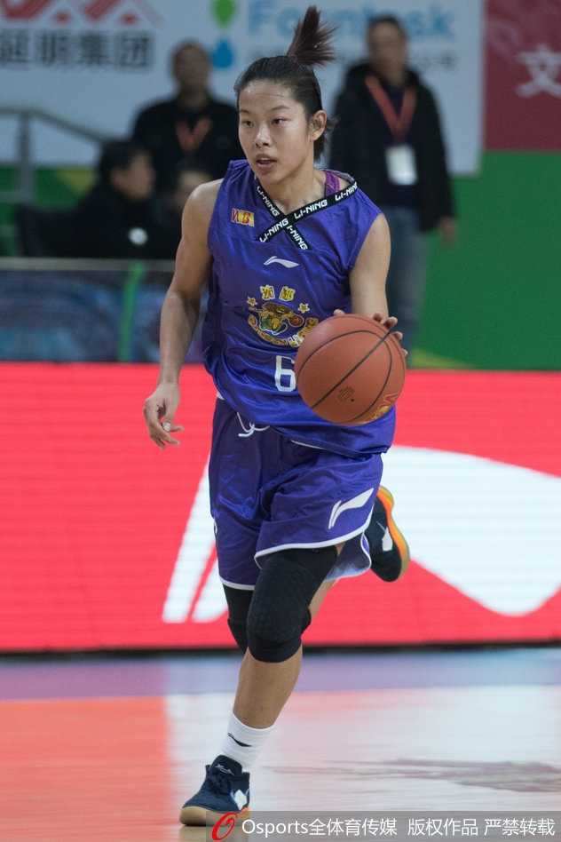 江苏女篮外援梅德韦杰夫在沈部内线群中高高跃起，如鹤立鸡群般将篮板球稳稳揽入怀中，眼神中透露出不可撼动的霸气。