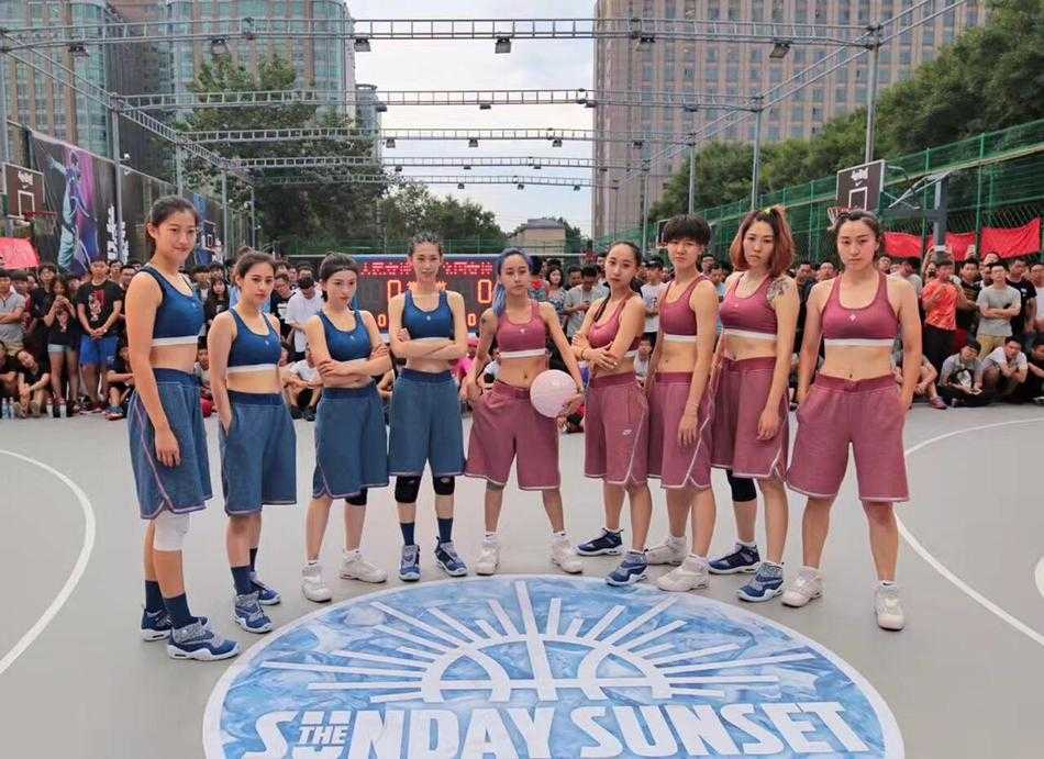 阳光洒在赛场上，全国女神队的队员们围在一起，眼神坚定又充满笑意，击掌鼓劲的瞬间充满了青春的力量与默契。