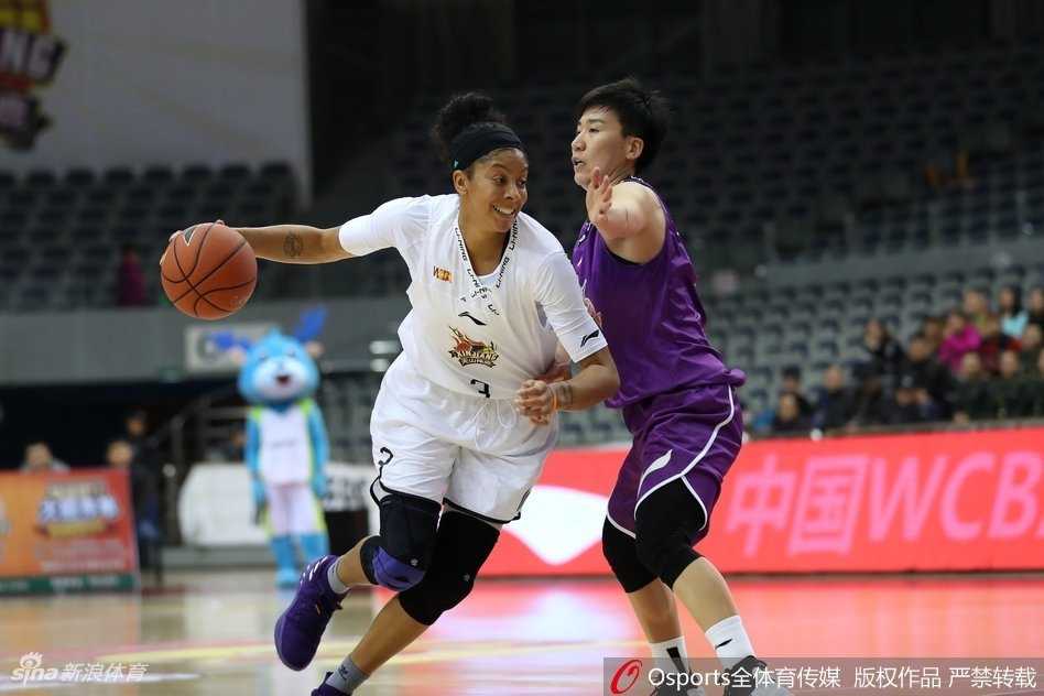 上海队核心斯图尔特此役火力全开，她像一把尖刀般一次次撕裂新疆队的防线，全场砍下28分，给新疆队带来了巨大麻烦。