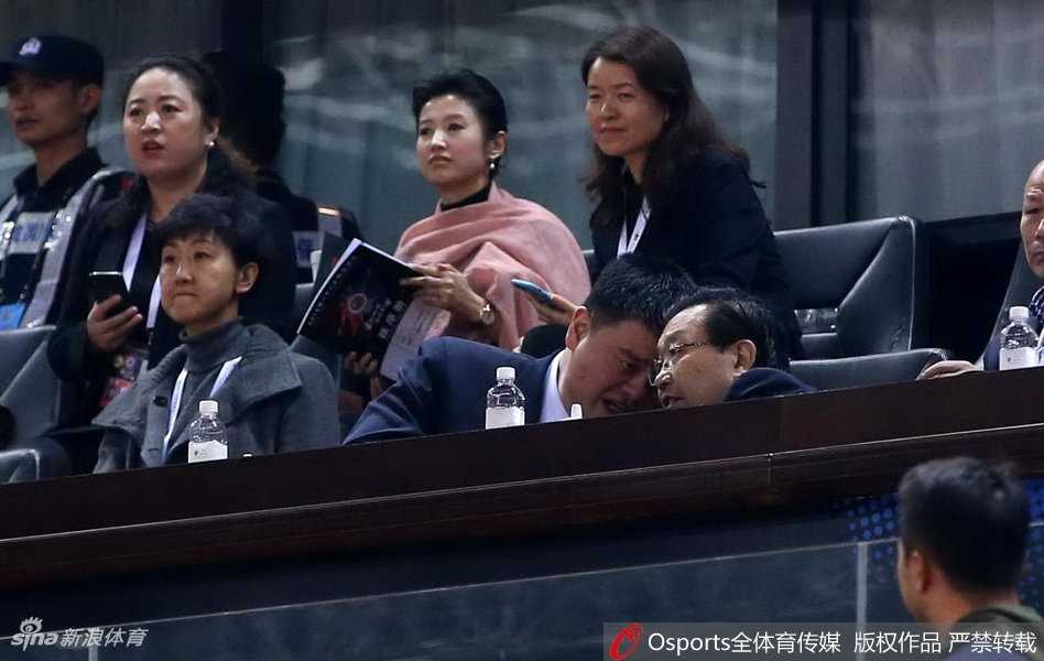 北方明星队的丁彦雨航在严密防守下强行突破，展现出本土锋线的强劲冲击力，这正是姚明改革后联赛本土球员崛起的缩影。