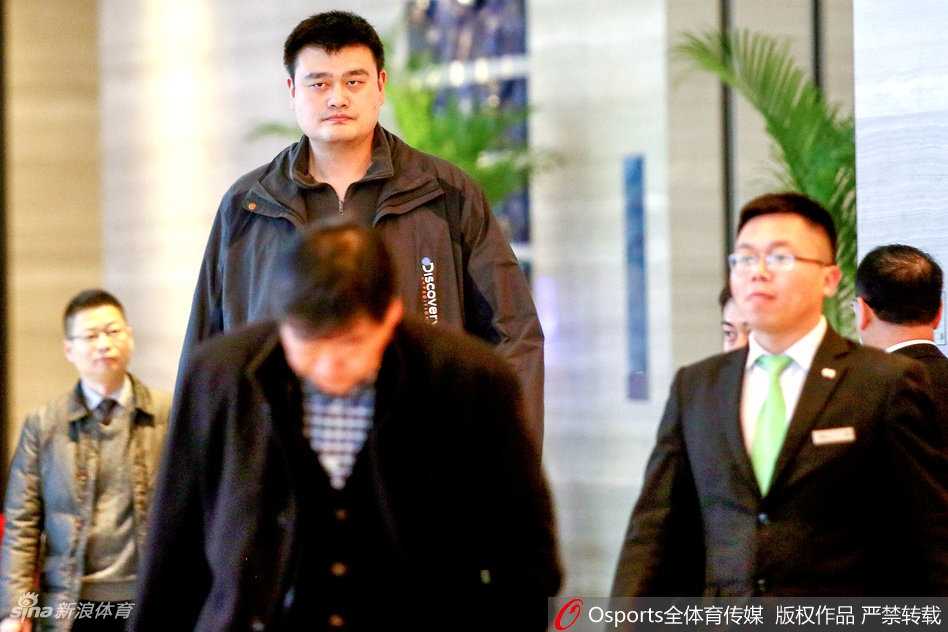 汉秀剧场内灯光璀璨，巨型屏幕上赫然显示着入围三甲的吉祥物形象，姚明与现场嘉宾共同见证了这一重要时刻的揭晓。