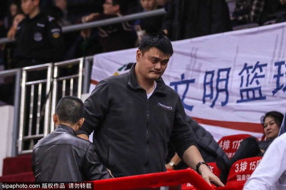 看台上的姚明全神贯注，双手搭在前排座椅上，眉宇间流露出对比赛进程的深切关注，他不仅是观看者，更是中国篮球未来发展的掌舵人。