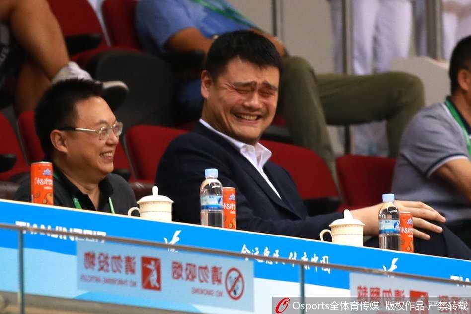 看台上，姚明不知听到什么趣闻，突然咧嘴大笑，那极具感染力的笑容瞬间挤出了标志性的眼角鱼尾纹，仿佛邻家大哥般亲切，瞬间点燃了全场的气氛。