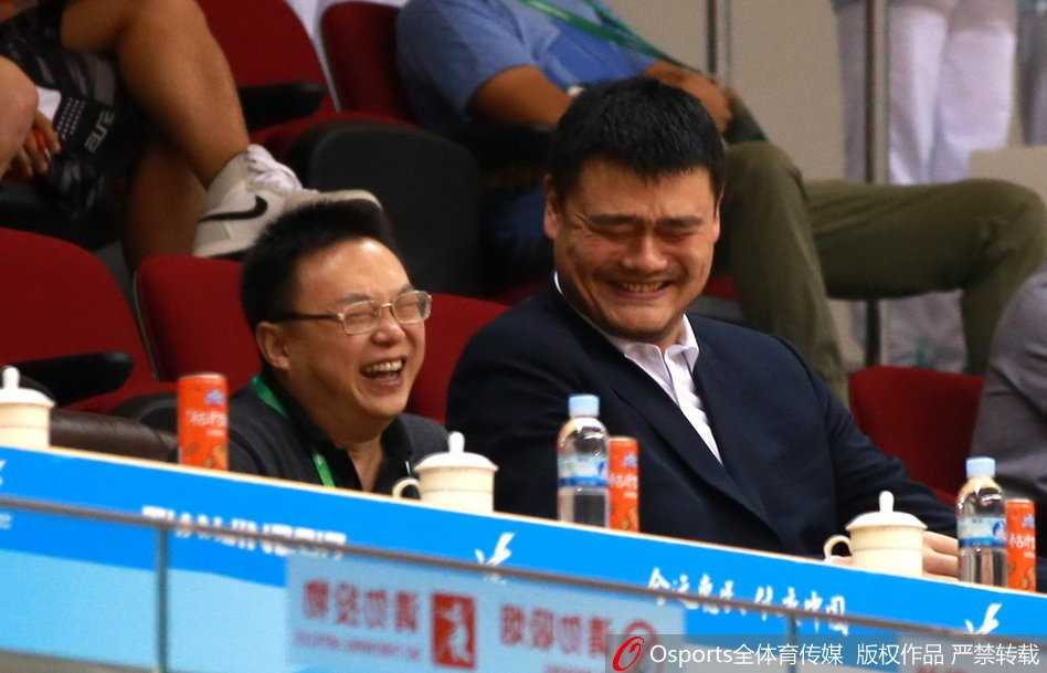 不知场上是出现了误判还是糟糕的失误，姚明撇着嘴，露出一副“囧”字表情，那委屈又困惑的小眼神，完美演绎了什么叫作“无奈本奈”。