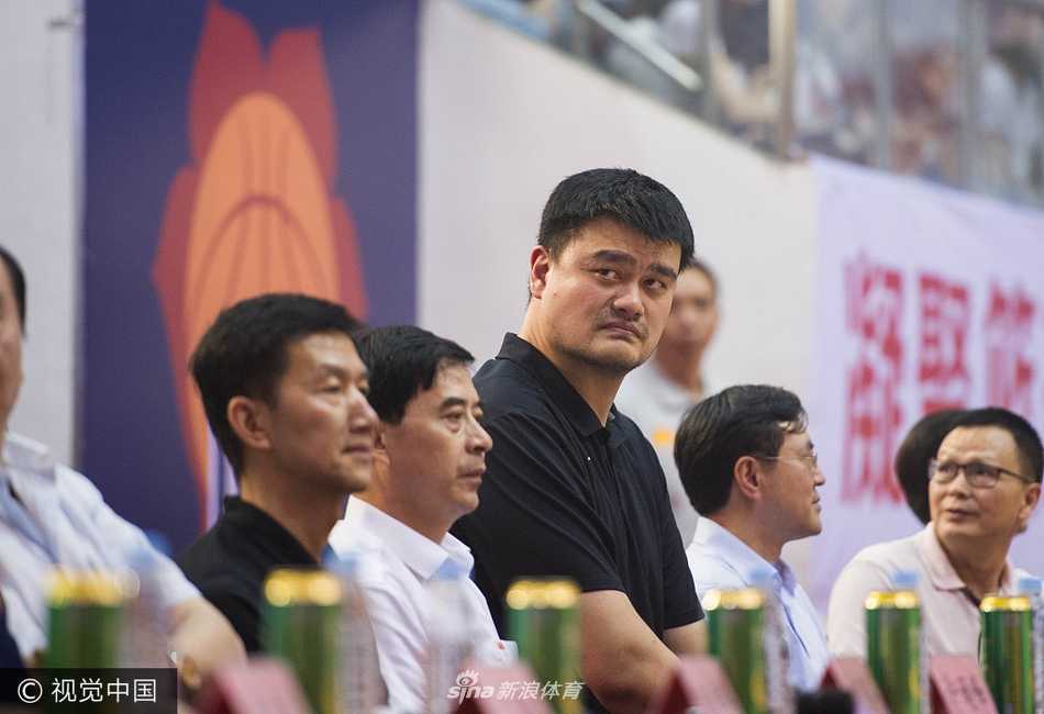 比赛结束后，姚明在众人的簇拥下准备离场，他高大的背影在体育馆通道的灯光下拉长，留给现场观众一个充满力量与温情的遐想空间。