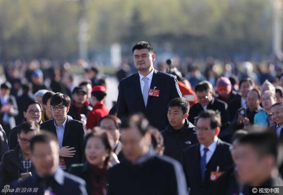 姚明在会议记录本上认真写下什么，面前摆放着政协委员名牌，作为中国篮协主席的他，在最后一次履职中依然保持着全神贯注的参与姿态。