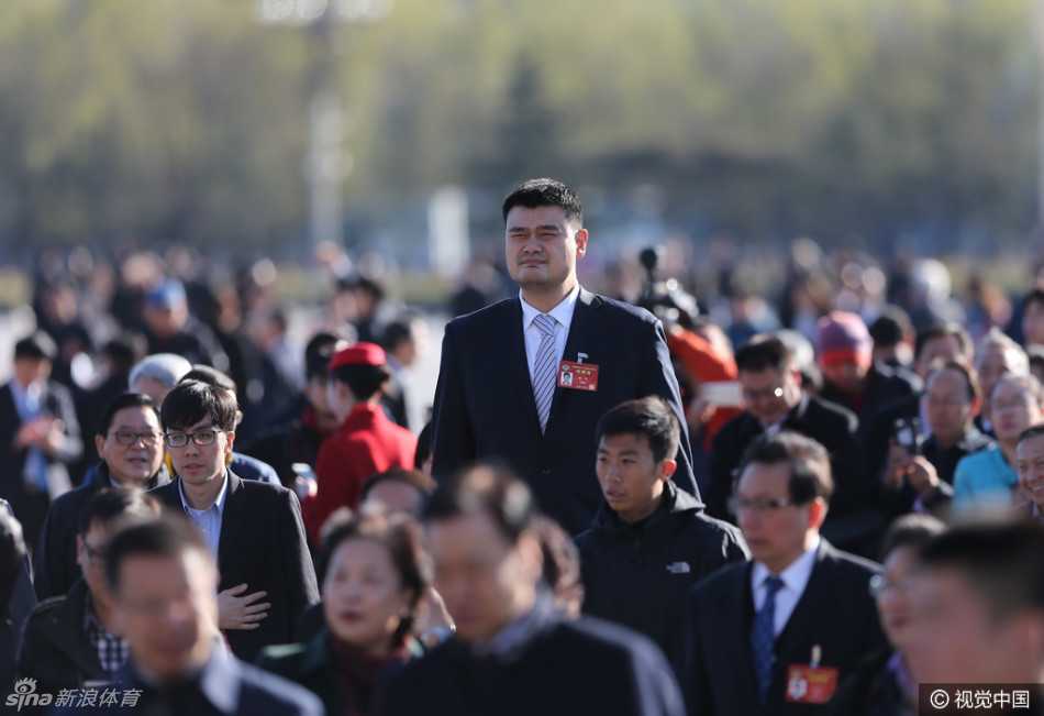 在庄严的人民大会堂走廊里，姚明身姿挺拔，穿着笔挺的西装独自前行，镜头记录下这位前篮球巨星从体育人向社会活动家的角色转变。