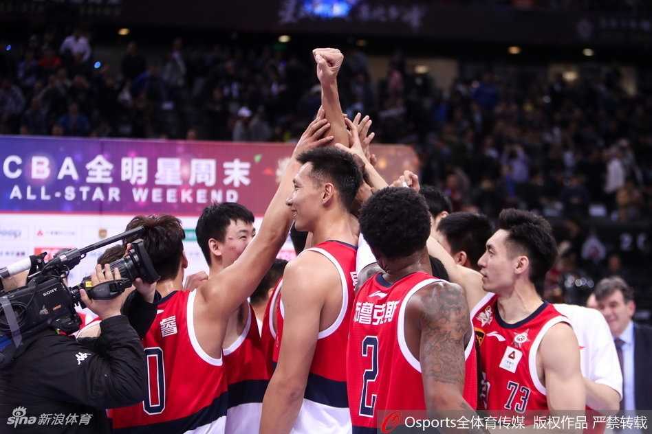 在技巧挑战赛中，深圳队后卫于德豪全神贯注，运球如风般穿越障碍，最终在家门口捧起了技巧赛冠军奖杯，为自己的全明星之夜画上圆满句号。