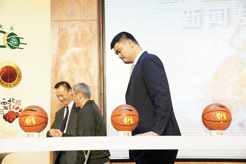 在发布会尾声的合影环节，姚明谦逊地将主持人邵婷推到舞台中央的C位，自己则甘当绿叶站在一旁微笑。