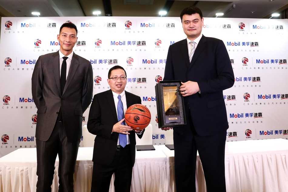 身高瞩目的姚明在签约台前微微俯身，与合作伙伴亲切握手，举手投足间流露着掌舵者的沉稳与风范。