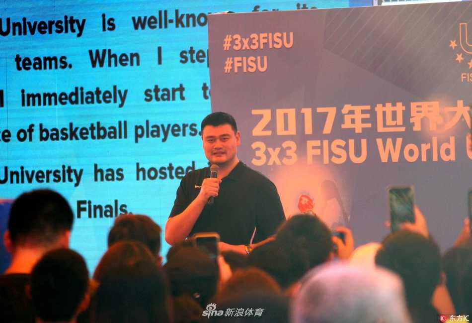 蒙古体育大学队夺得男子组冠军后，队员们相拥庆祝，脸上洋溢着胜利的喜悦和荣耀，身后的观众看台上是挥舞着各国旗帜的热情学子。