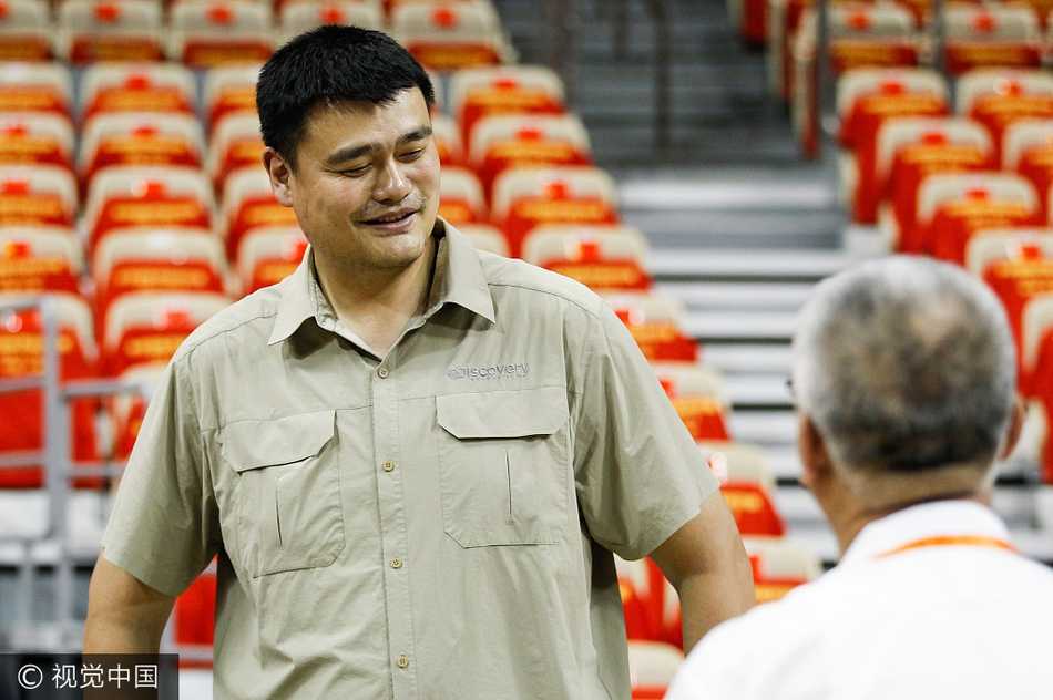 阿不都沙拉木在伊朗队员的围堵下强行上篮，这位新疆小将在国家队的首秀中打出了身价，全场砍下13分。