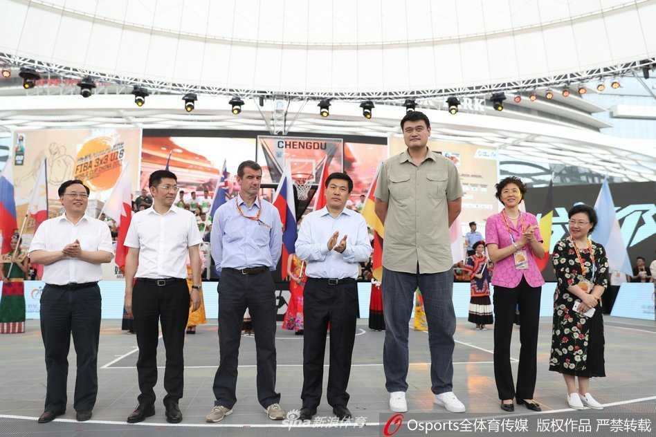 开幕式现场充满了青春与时尚的气息，灯光璀璨的舞台下，姚明与众多嘉宾共同见证了这一属于全球篮球少年的盛典时刻。