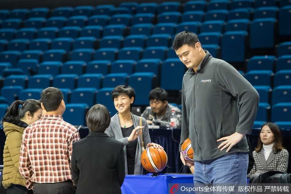 西热力江在外线张弓搭箭，篮球即将离手，他坚毅的侧脸仿佛诉说着与外线火力点较量的决心。