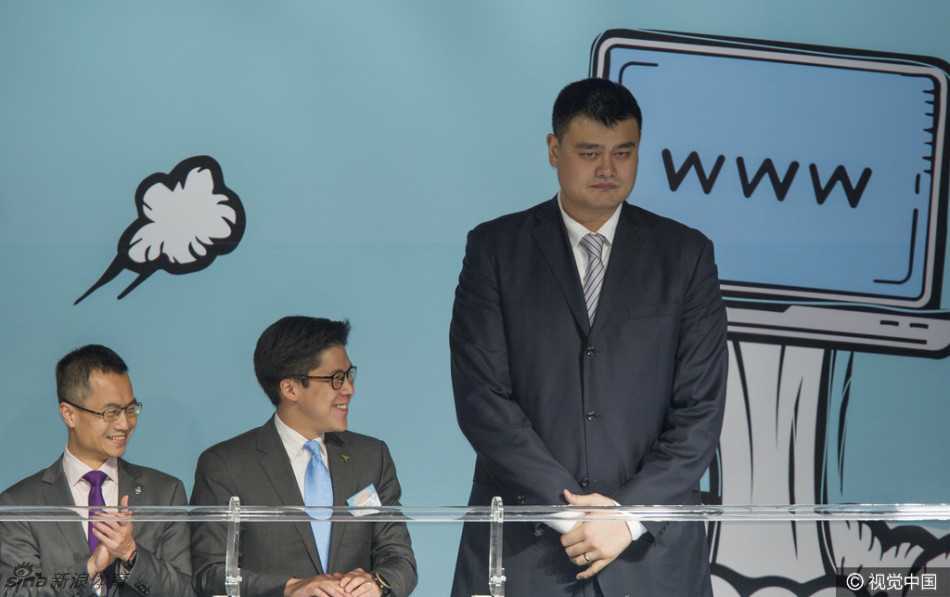 在论坛的贵宾交谈区，姚明双手抱在胸前，以他独有的身高优势俯身与霍启刚交谈，霍启刚则微微仰头神情专注，画面生动展现了两位不同领域领军人物之间的思想碰撞。