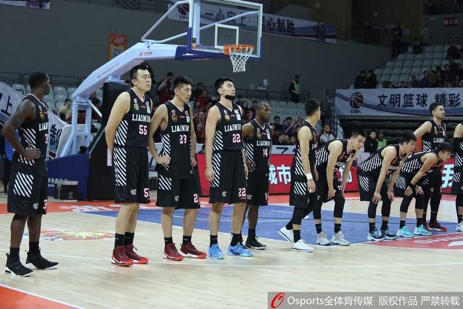 辽宁核心哈德森外线持球，眼神余光扫视队友，面对防守寻找致命一击的缝隙