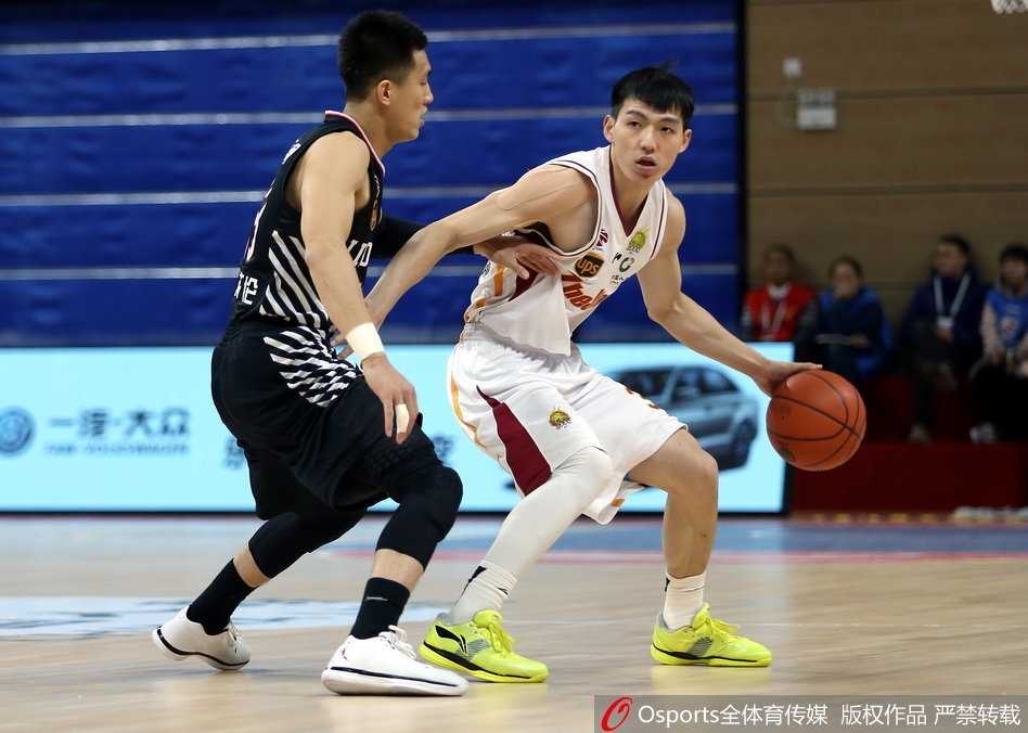 浙江外援威姆斯在辽宁队员严密防守下强行突破，眼神坚毅如炬
