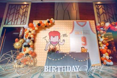 一张抓拍到现场小男孩抱着小篮球的可爱瞬间，憨态可掬的模样仿佛预示着未来篮球之星的冉冉升起。