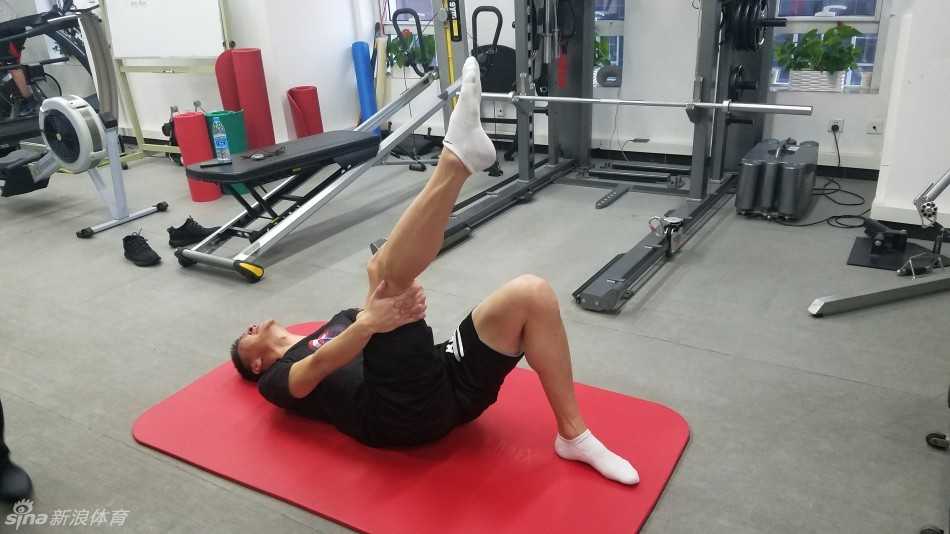 孙悦正在进行水中康复训练，水的浮力减轻了脚踝的承重，他咬牙坚持完成每一个动作，汗水与水花交织在一起。