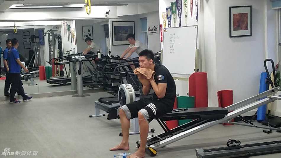 康复中心的一角，孙悦利用器械进行拉伸，阳光透过窗户洒在他身上，仿佛预示着康复之路虽然辛苦，但充满希望。