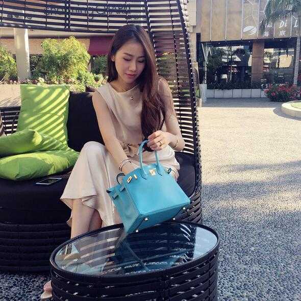 陈露穿着休闲牛仔外套搭配短裙，秀出一双笔直修长的美腿，整体造型时尚靓丽