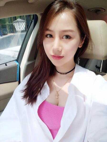 陈露产后身穿黑色修身连衣裙，面带温柔微笑，产后身材纤细高挑，气质优雅迷人